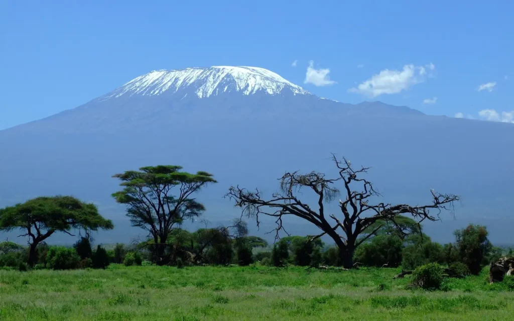 Esplendores del Este Safari - Monte Kilimanjaro Safari Amboseli - Una vista del Monte Kilimanjaro desde Amboseli - Viaje con especialistas en aventuras africanas