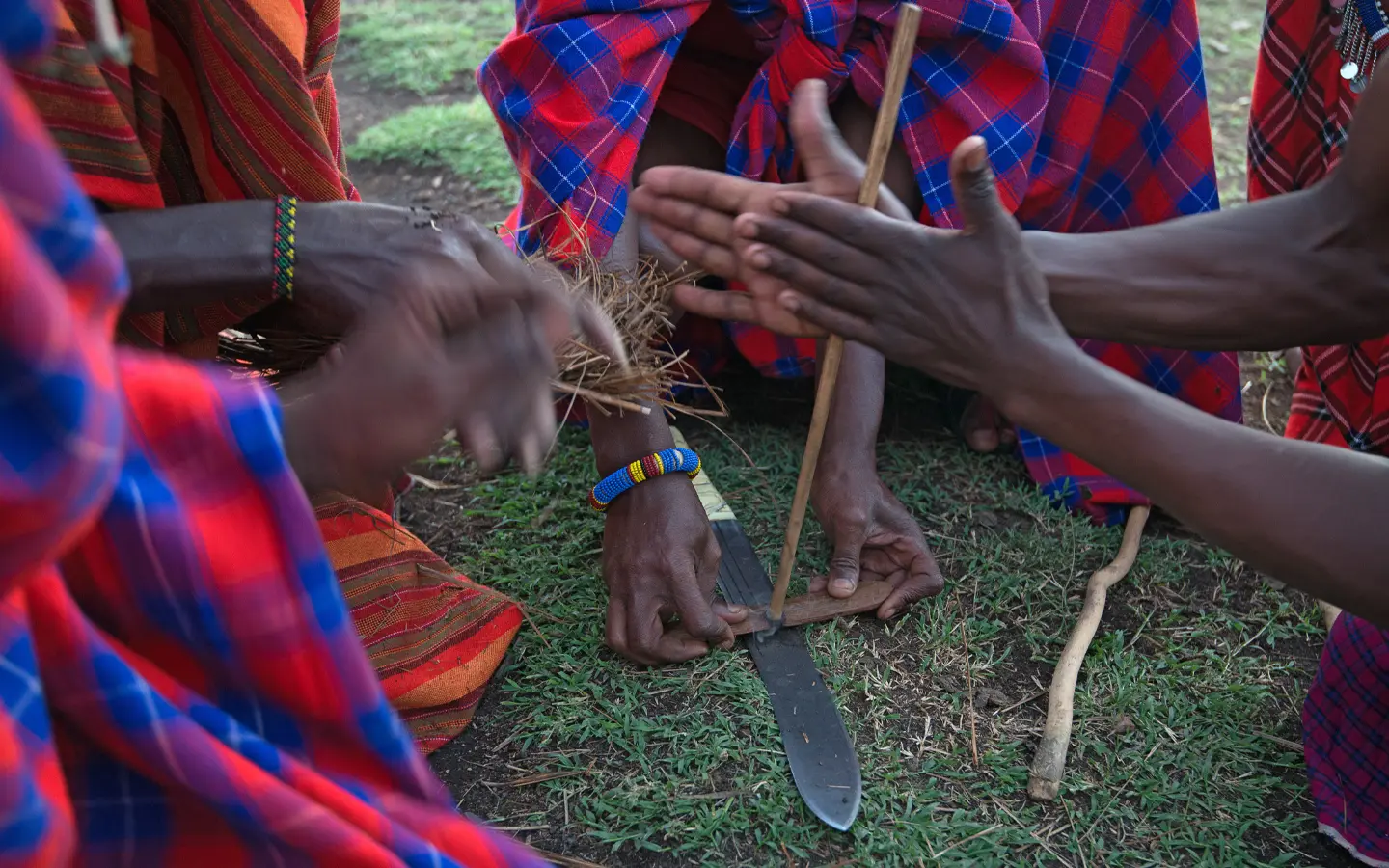 Tour Maravillas Escénicas de Kenia - Los masái hacen fuego - Especialistas en aventuras africanas - La mejor empresa de gestión de destinos en Kenia