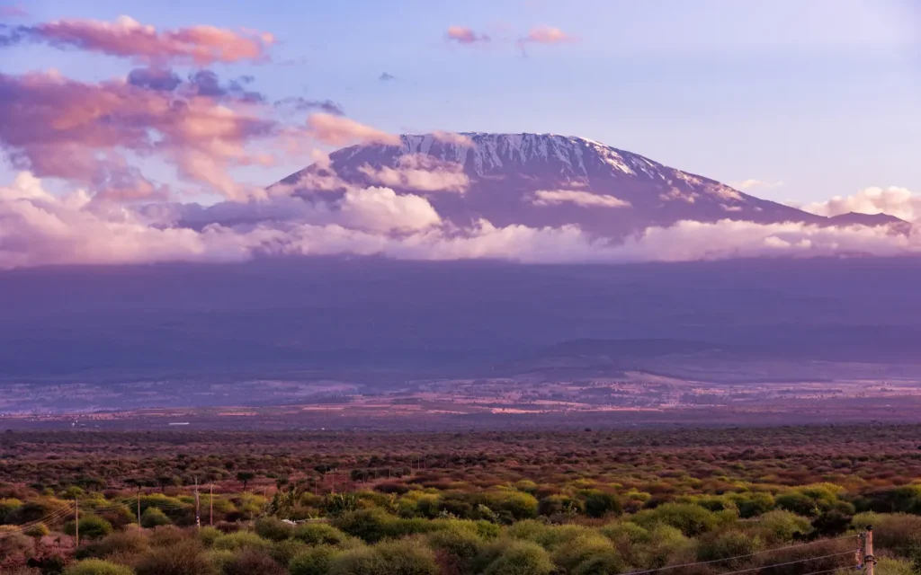Expedición por la Ruta Marangu del Kilimanjaro: La Puerta de Entrada a la Cumbre - Vista del Monte Kilimanjaro desde el Parque Nacional Amboseli - African Adventure Specialists - Mejor Empresa Receptiva en Kenia