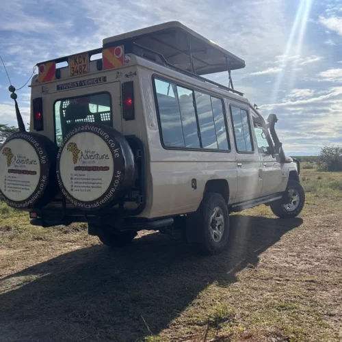Safari Explorador de África Oriental - African Adventure Specialists Vehículo listo para salir de safari: AAS es una empresa líder en gestión de destinos en Kenia y África Oriental.