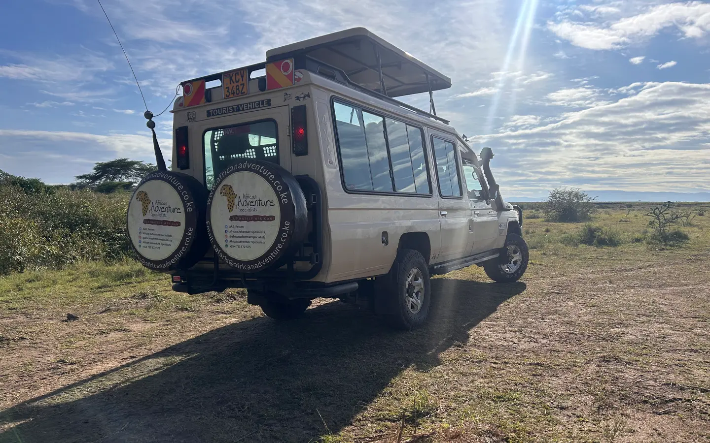 Safari Explorador de África Oriental - African Adventure Specialists Vehículo listo para salir de safari: AAS es una empresa líder en gestión de destinos en Kenia y África Oriental.